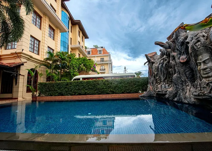 The Suite By Royal Crown Hotel